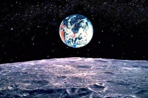 Из-за отсутствия собственного магнитного поля на Луне можно ориентироваться только по звёздам